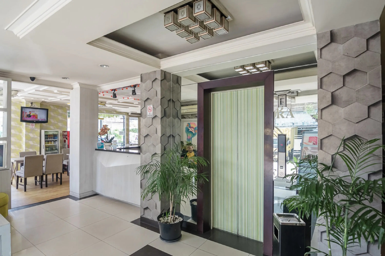 RedDoorz Plus near Mangga Besar Station 2