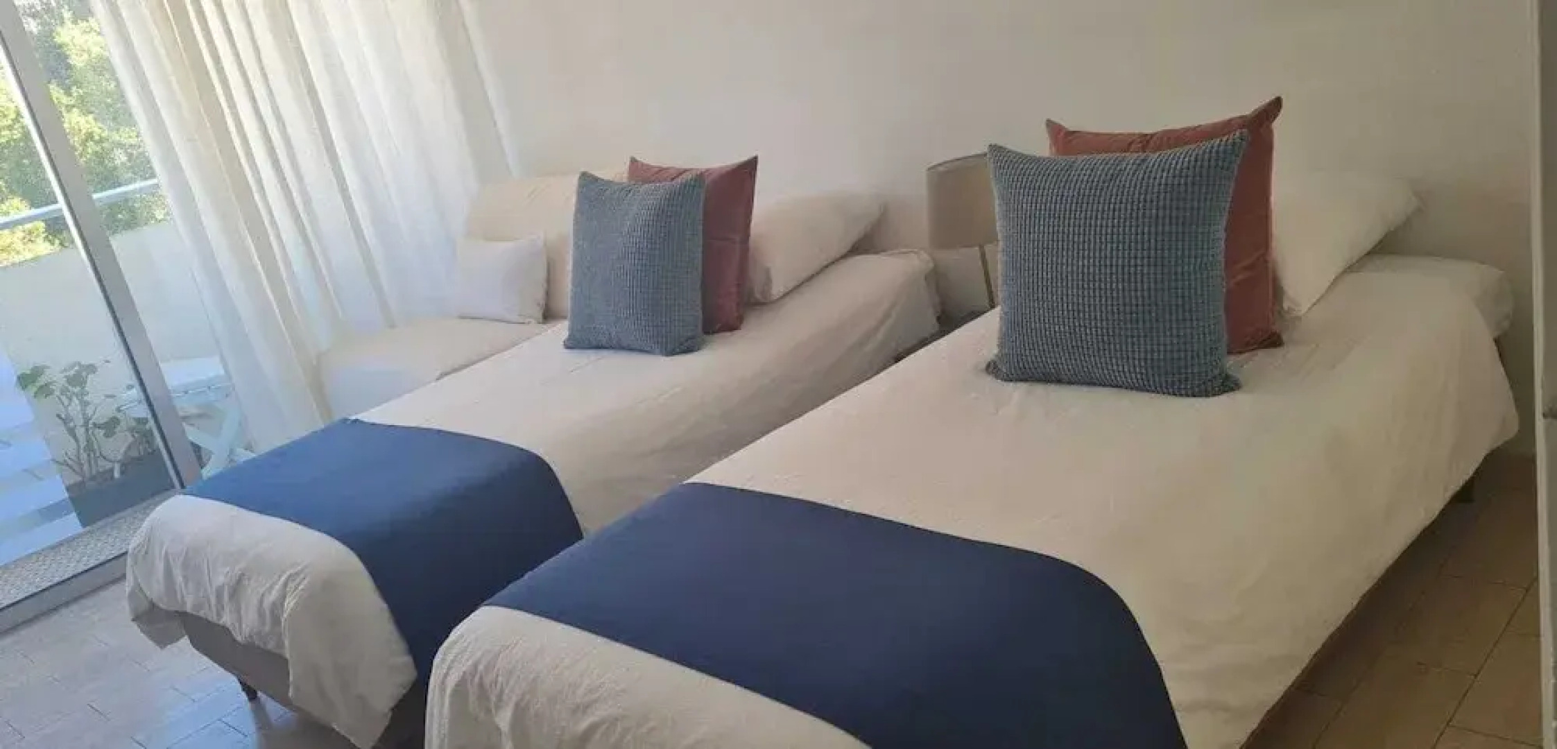 2 Bedrooms behind to the hotel Martinez