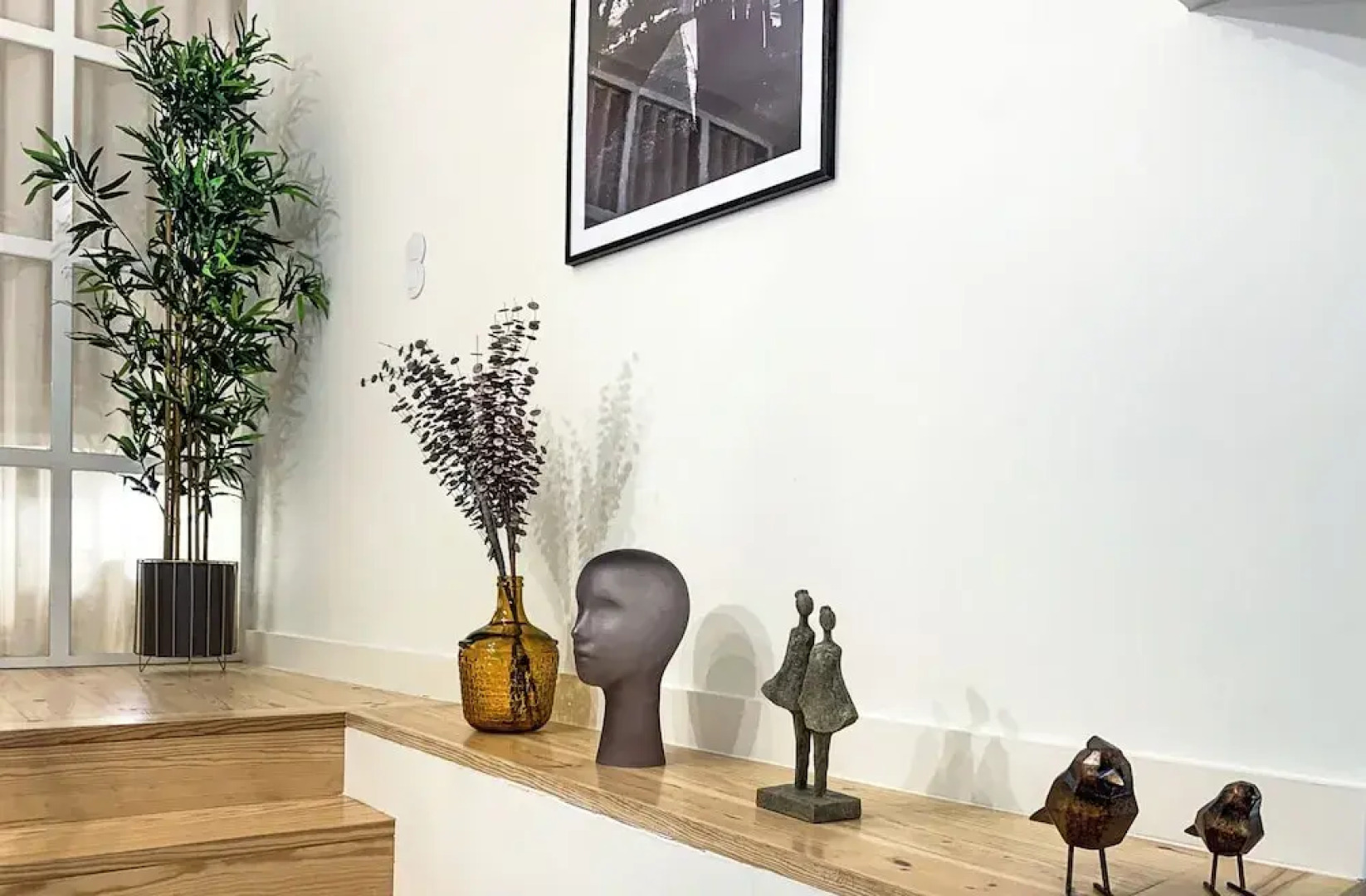 Bucks4 Fantastic 1BD + 1 Triplex Next to Ribeira