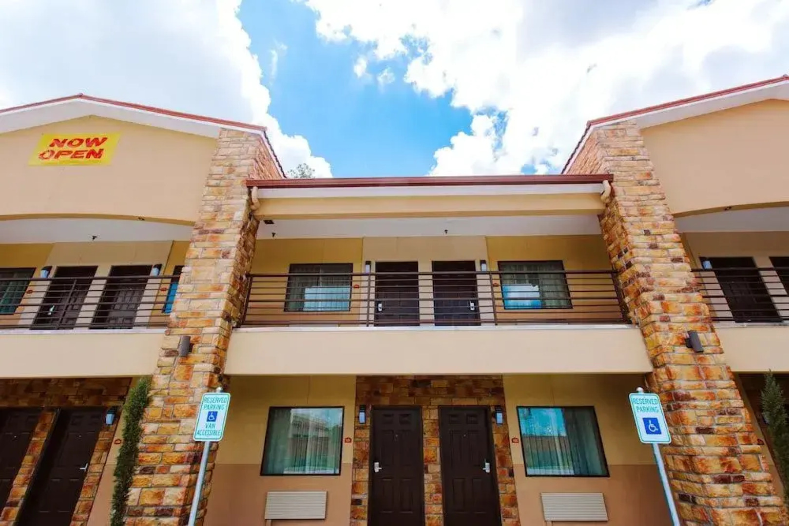 Palace Inn and Suites - Willowbrook Mall