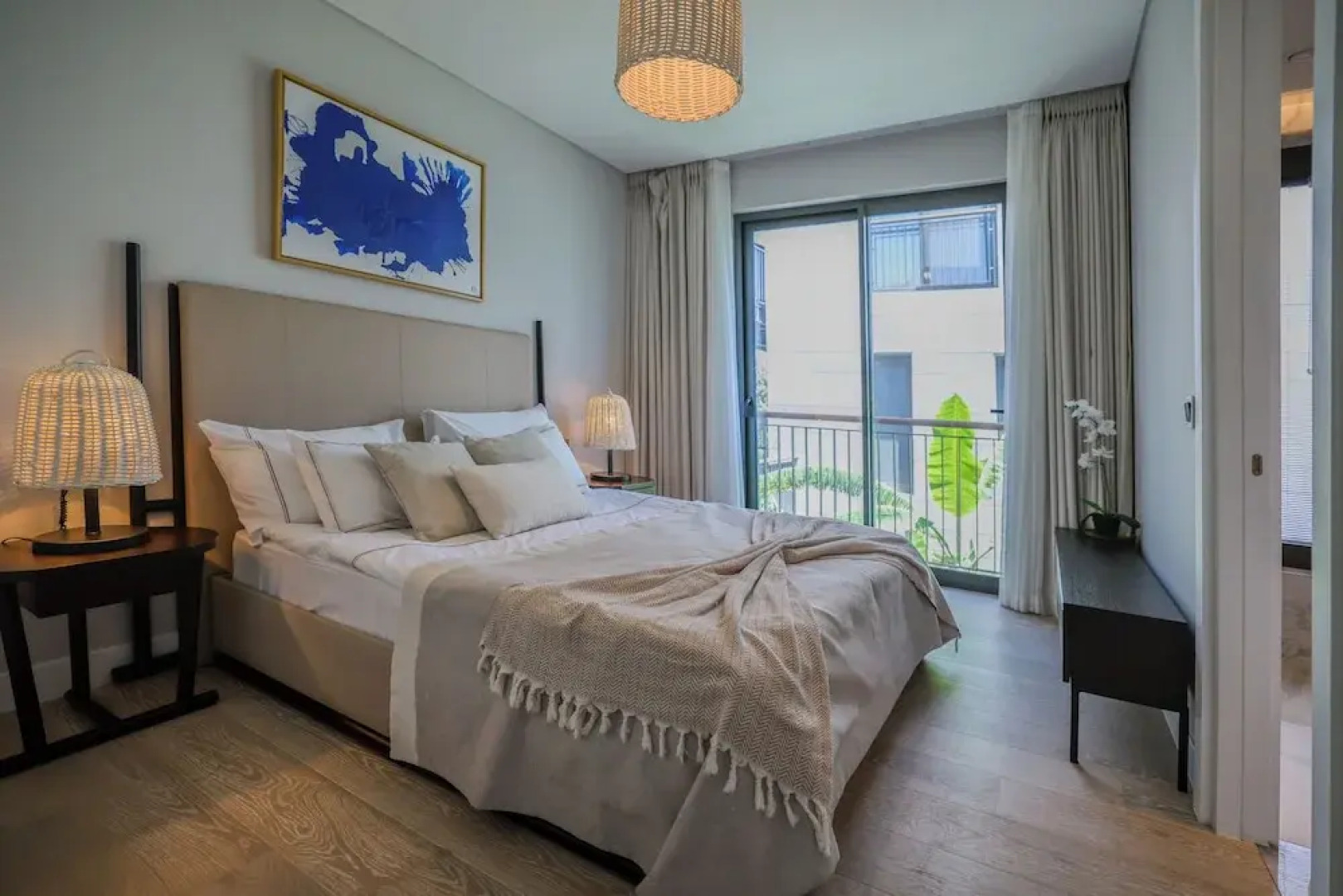 1-Bedroom Seafront Flat with Hotel Amenities