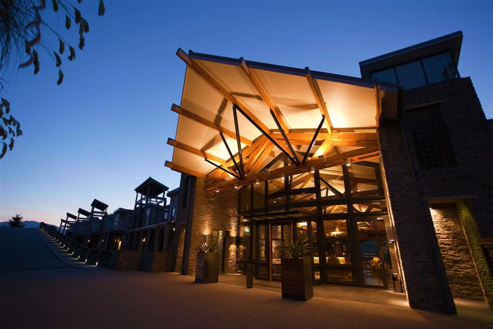 The Rees Hotel, Luxury Apartments & Lakeside Residences