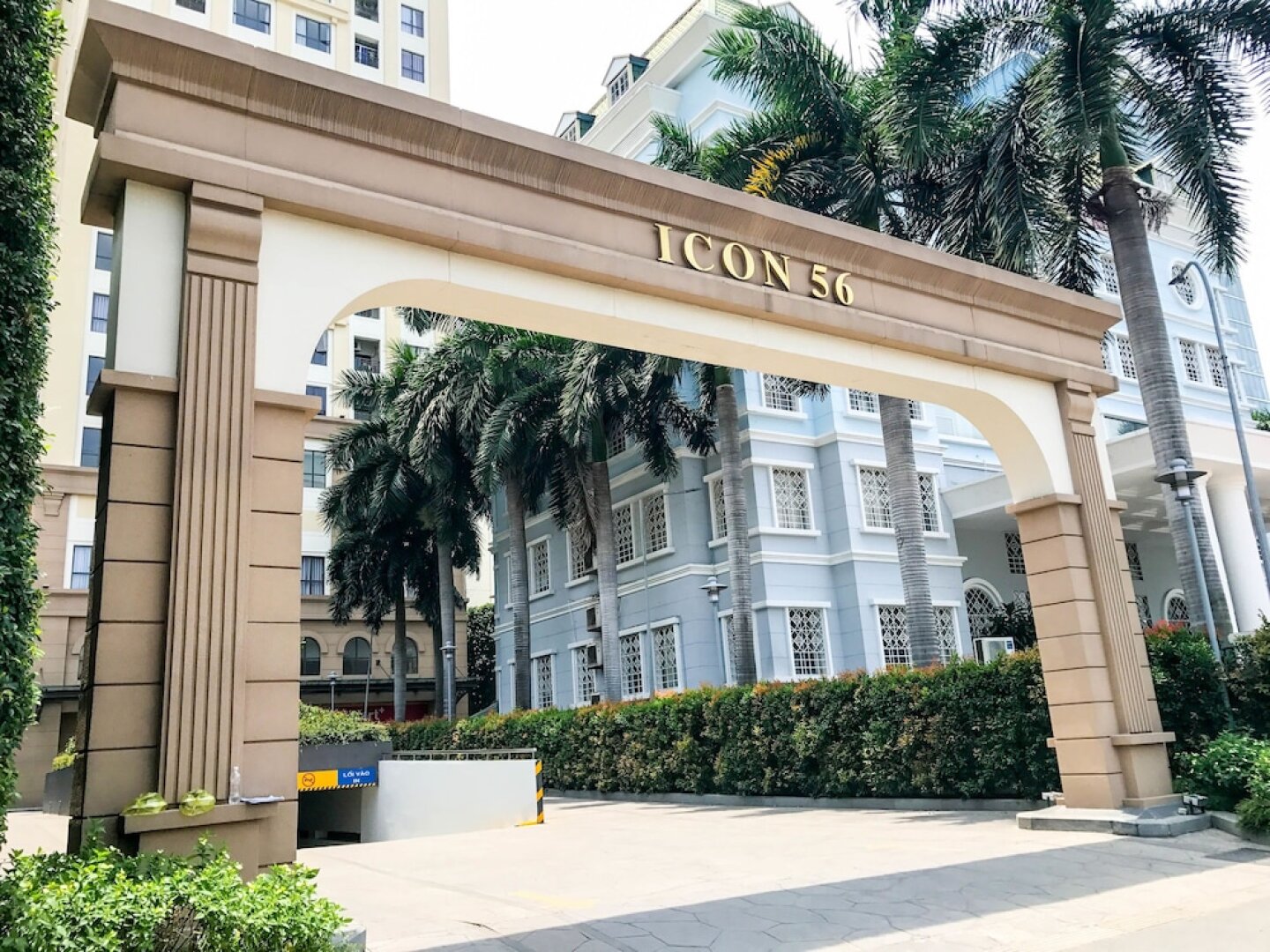 Ami Splendid Rooftop Pool