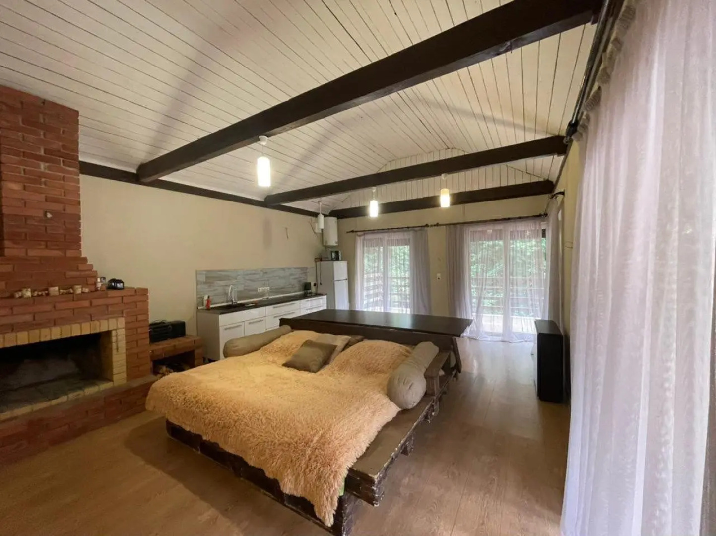 Загородный дом у подножия горы