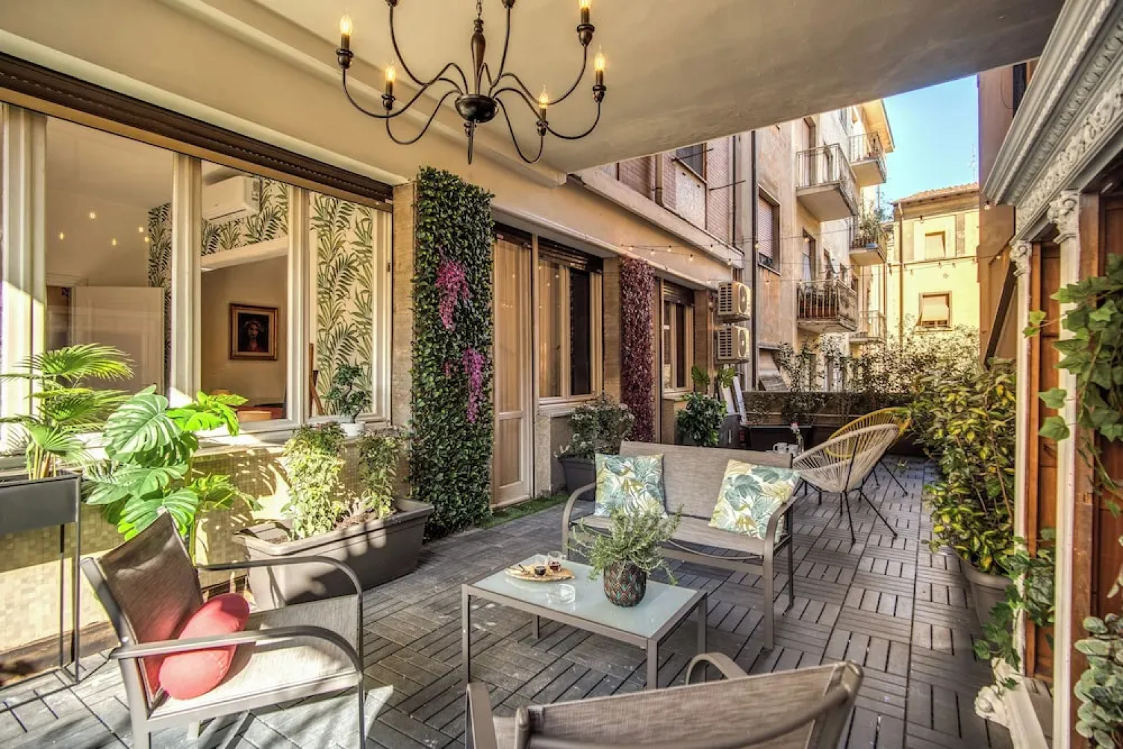 White Mirror  Apartment