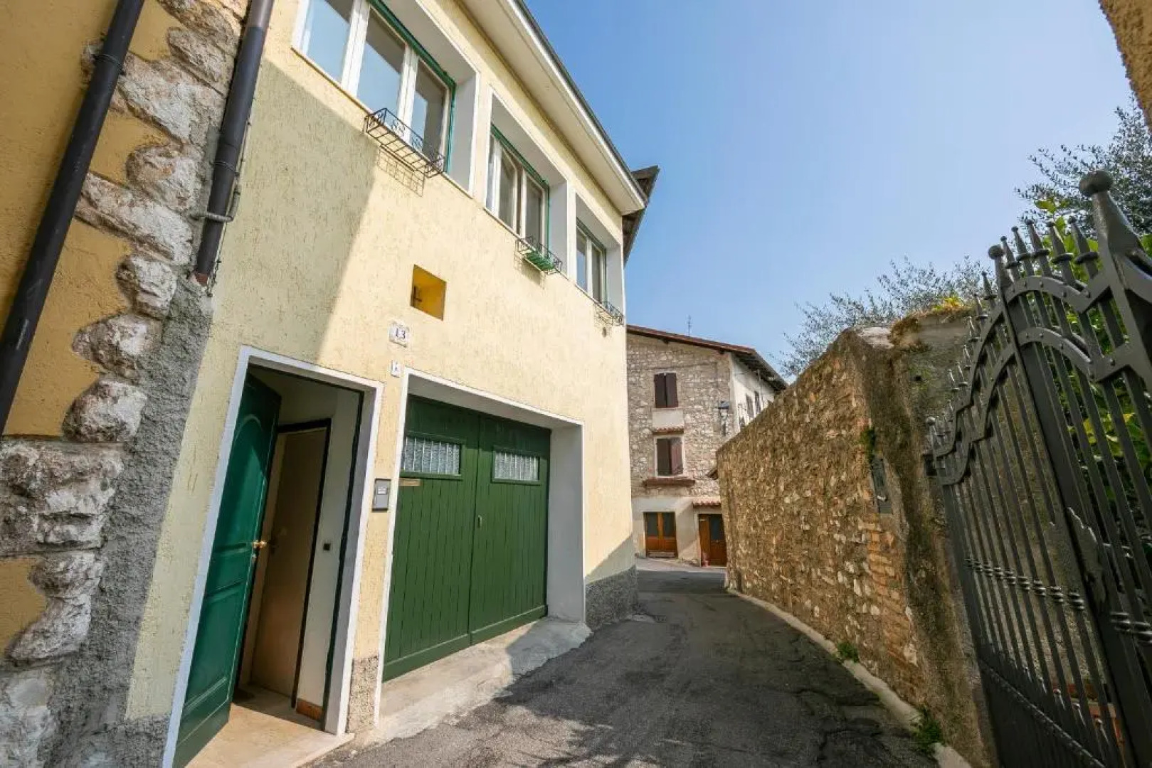 Angela -terrace & Beautiful View Lake