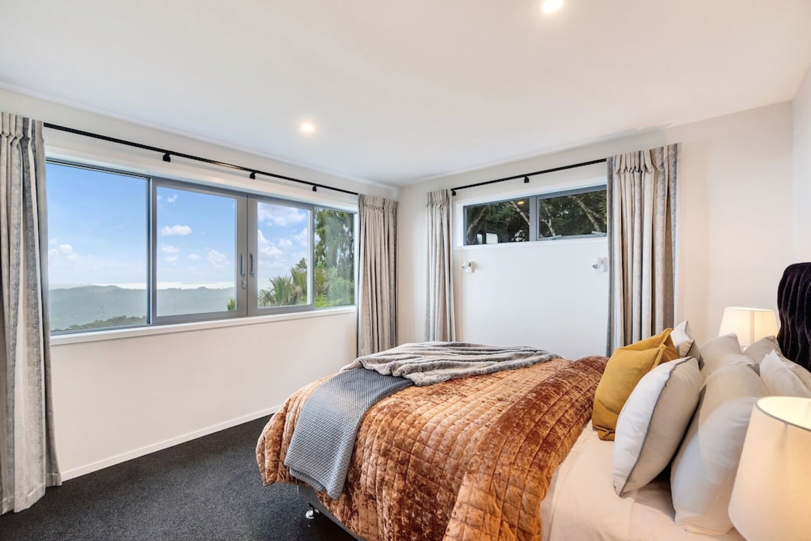 Spectacular Hilltop Retreat near Piha