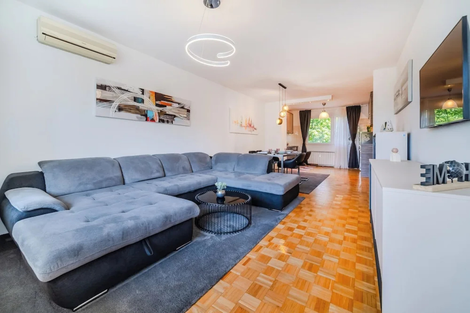 The Green Corner Apartment With Balcony