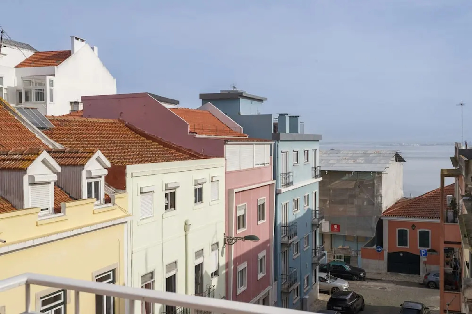 Cortes Apartment in Lisbon Historic Neighborhood