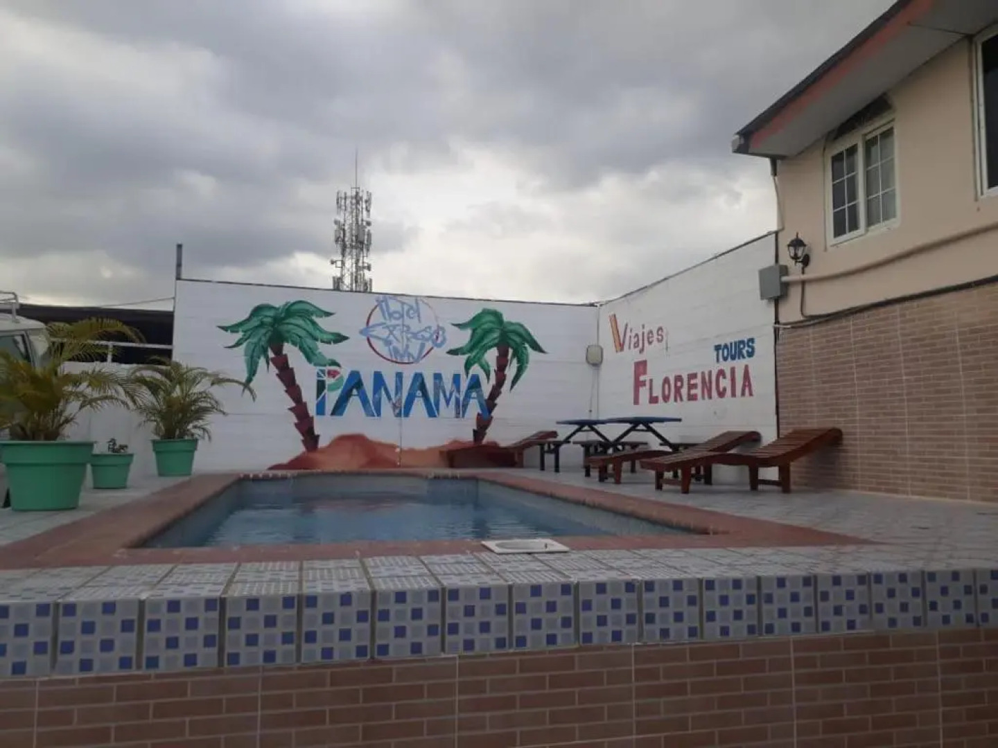 Express Inn Panama International Airport Hostel