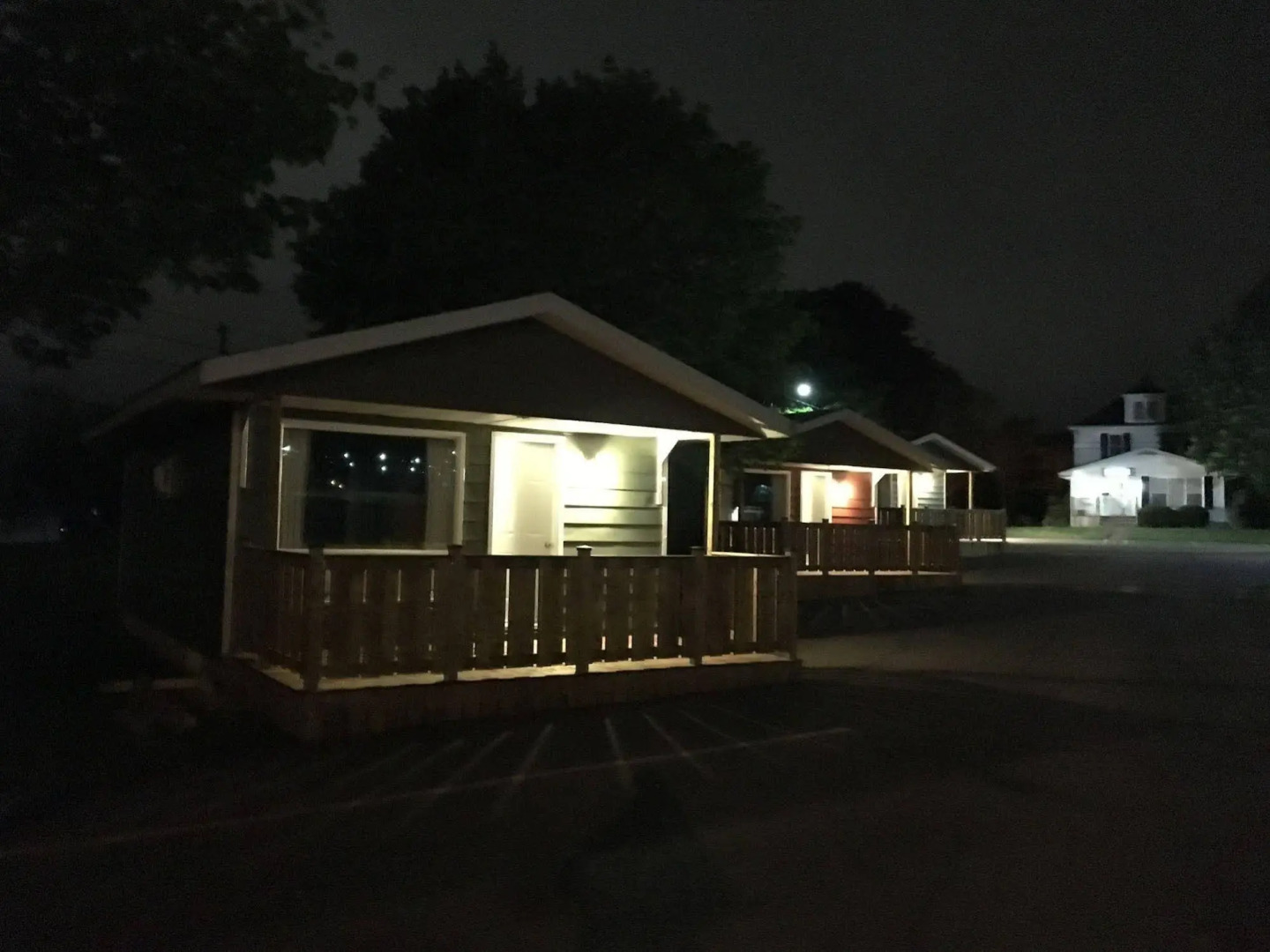 Royalty Maples Motel & Cottages