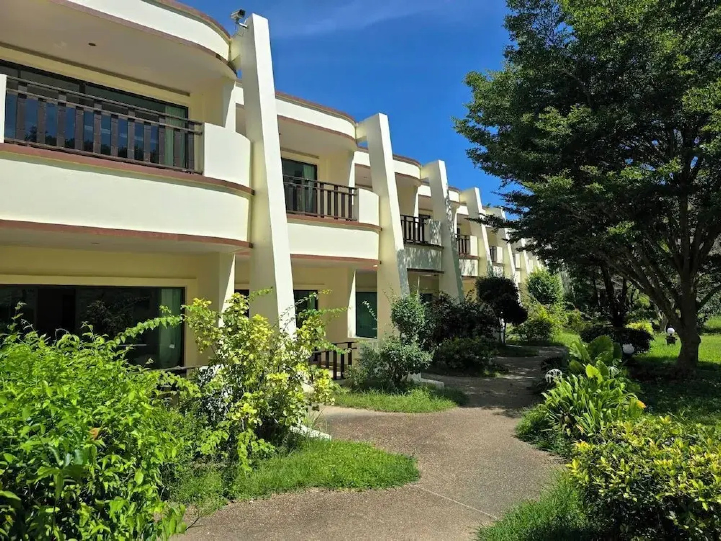 Hotel and Beach Bungalow at Lanta Resort
