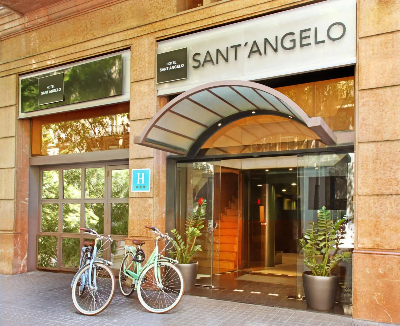 Chic & Basic Velvet Hotel