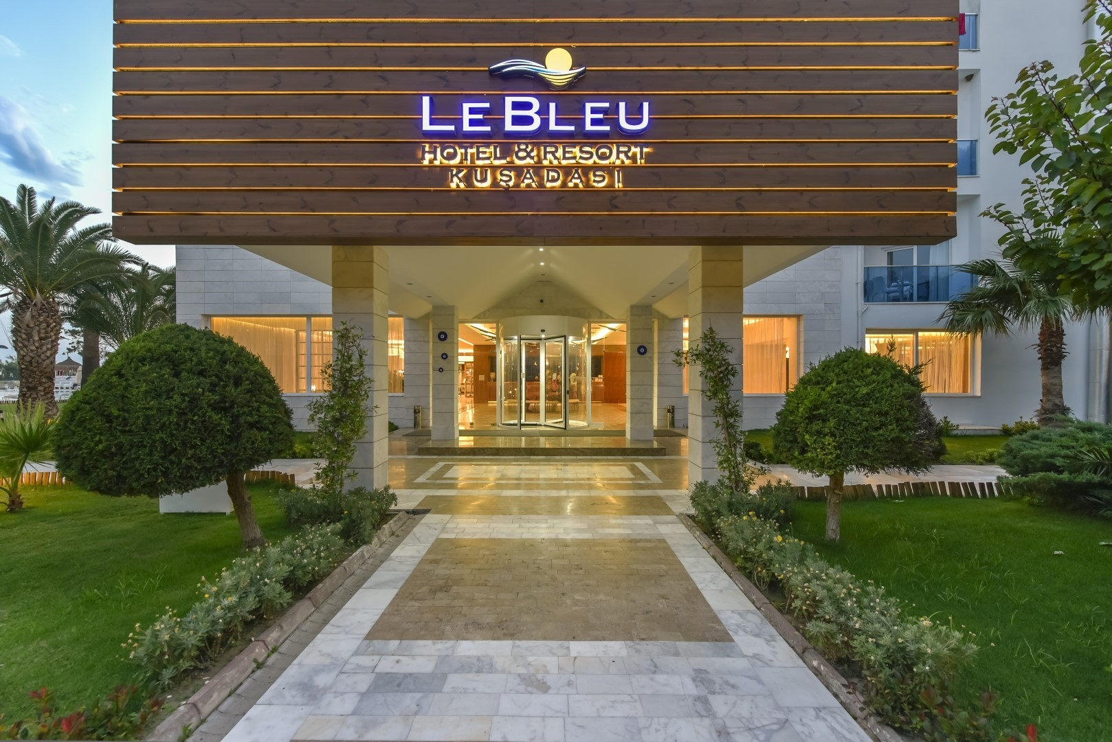Le Bleu Hotel & Resort