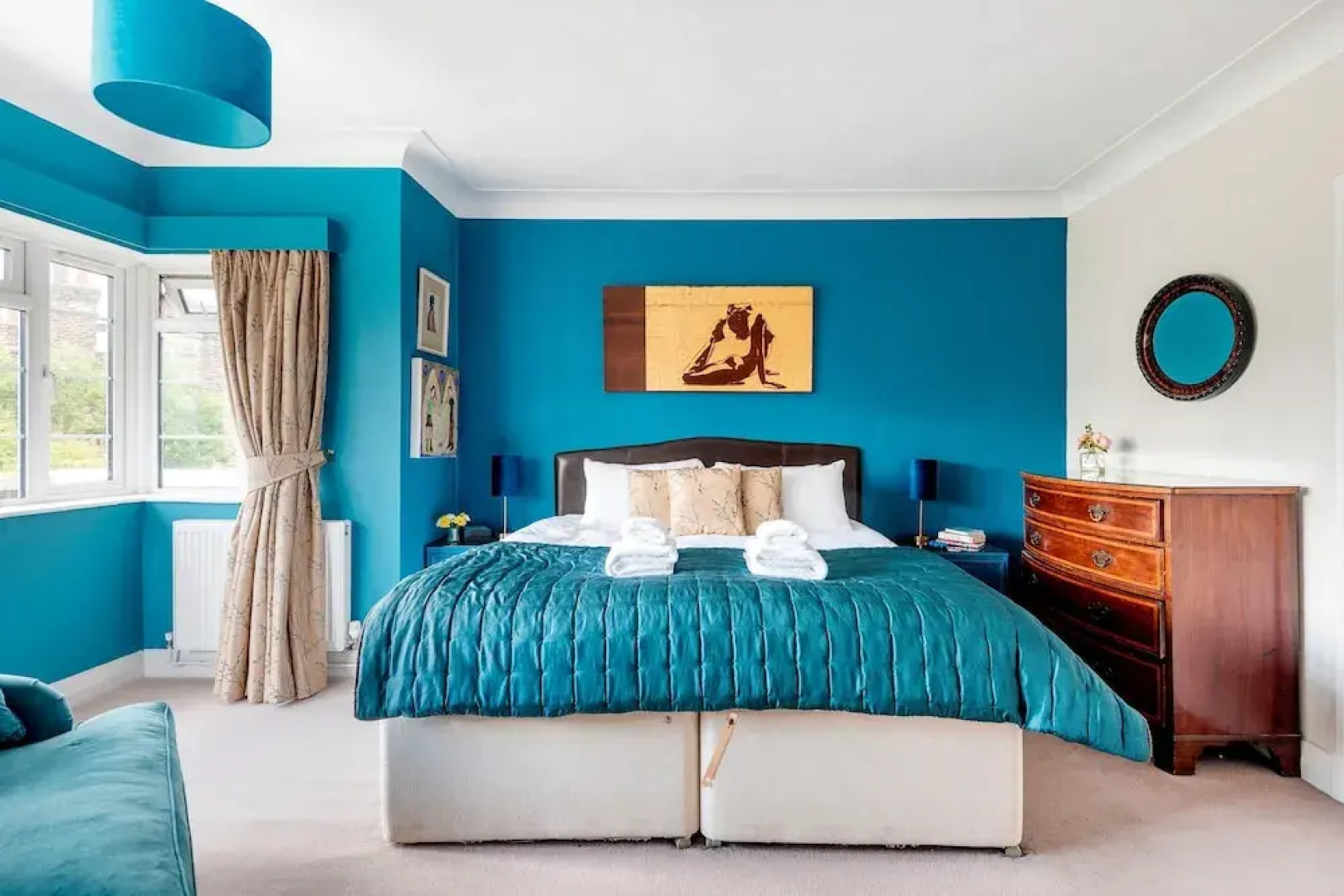 Majestic Home With Beautiful Garden in North West London by Underthedoormat