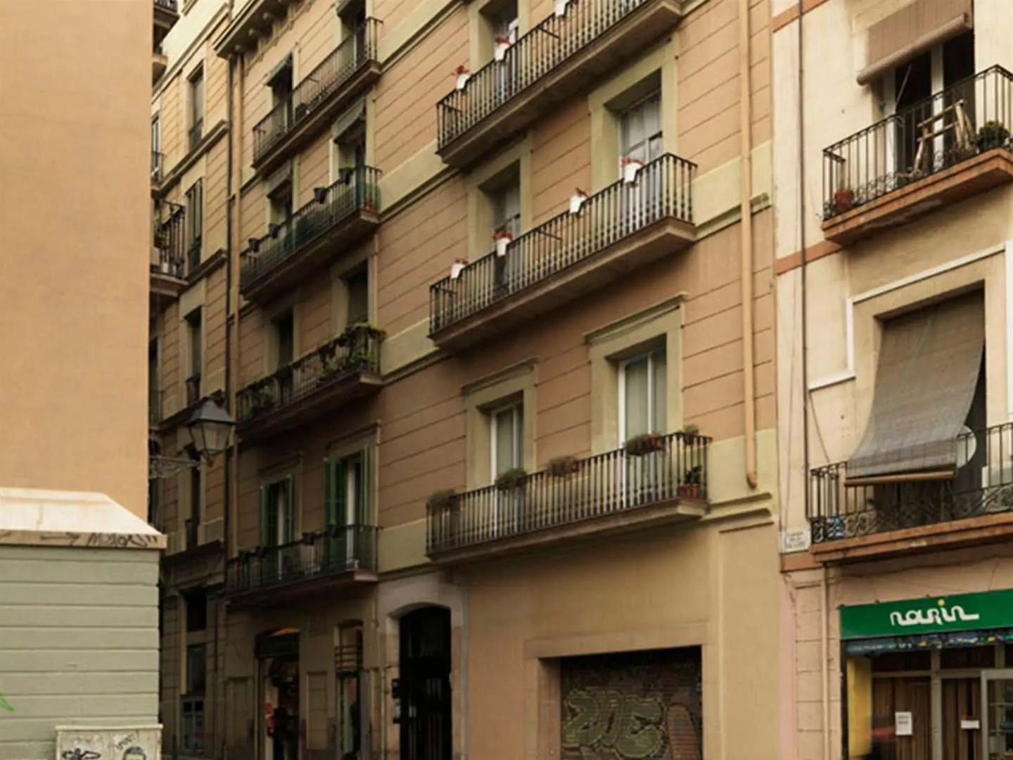 Chic & Basic Tallers Hostal