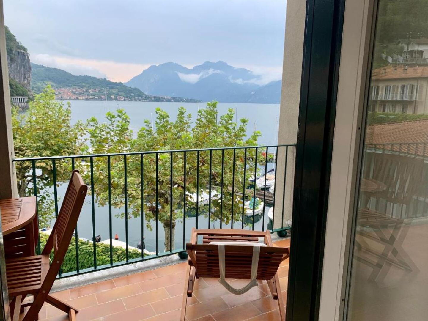 Mamma Ciccia Holiday Home - Front Lake Apartment, beach and swimming pool