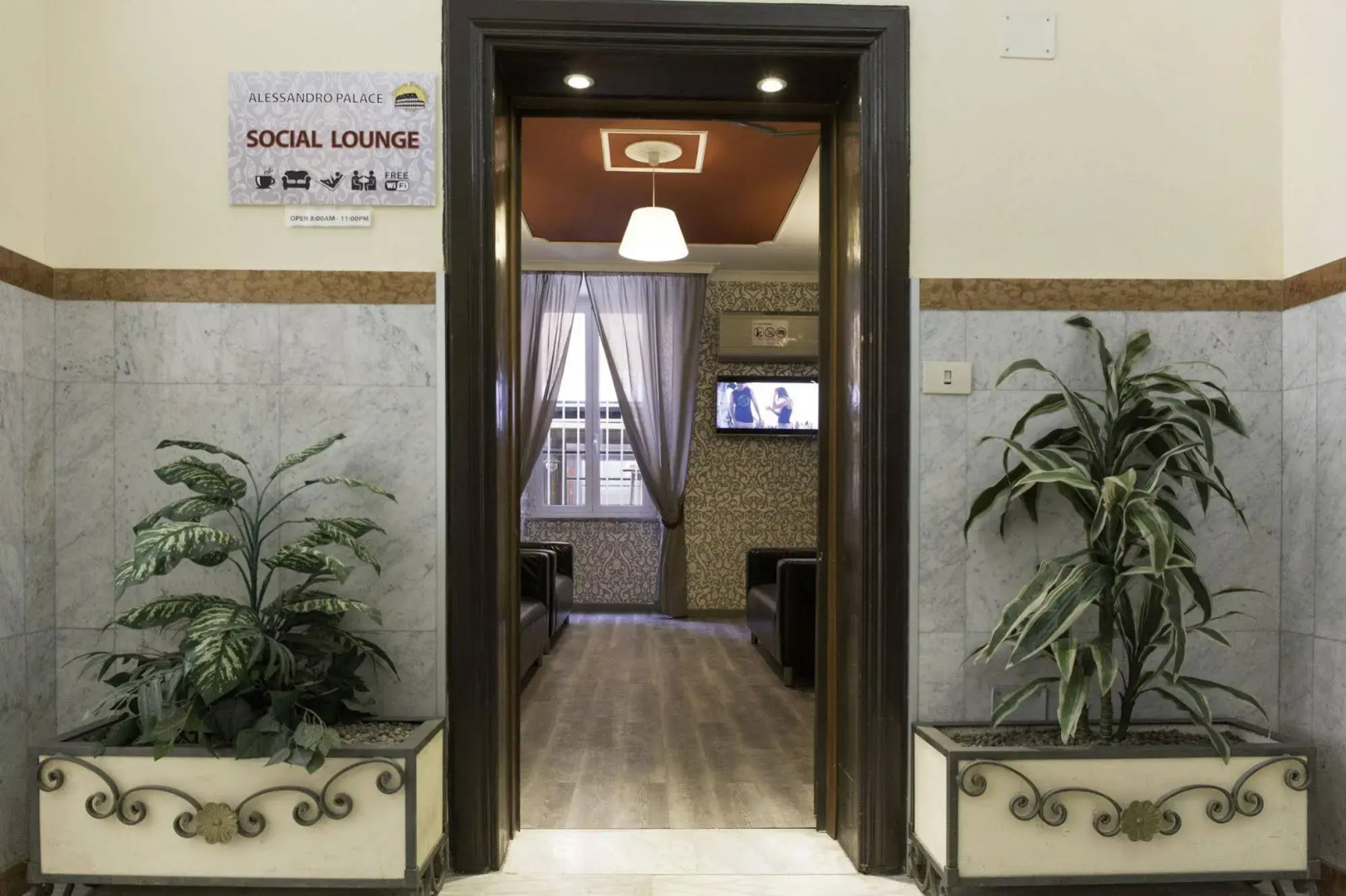 Alessandro Palace & Bar - Hostel