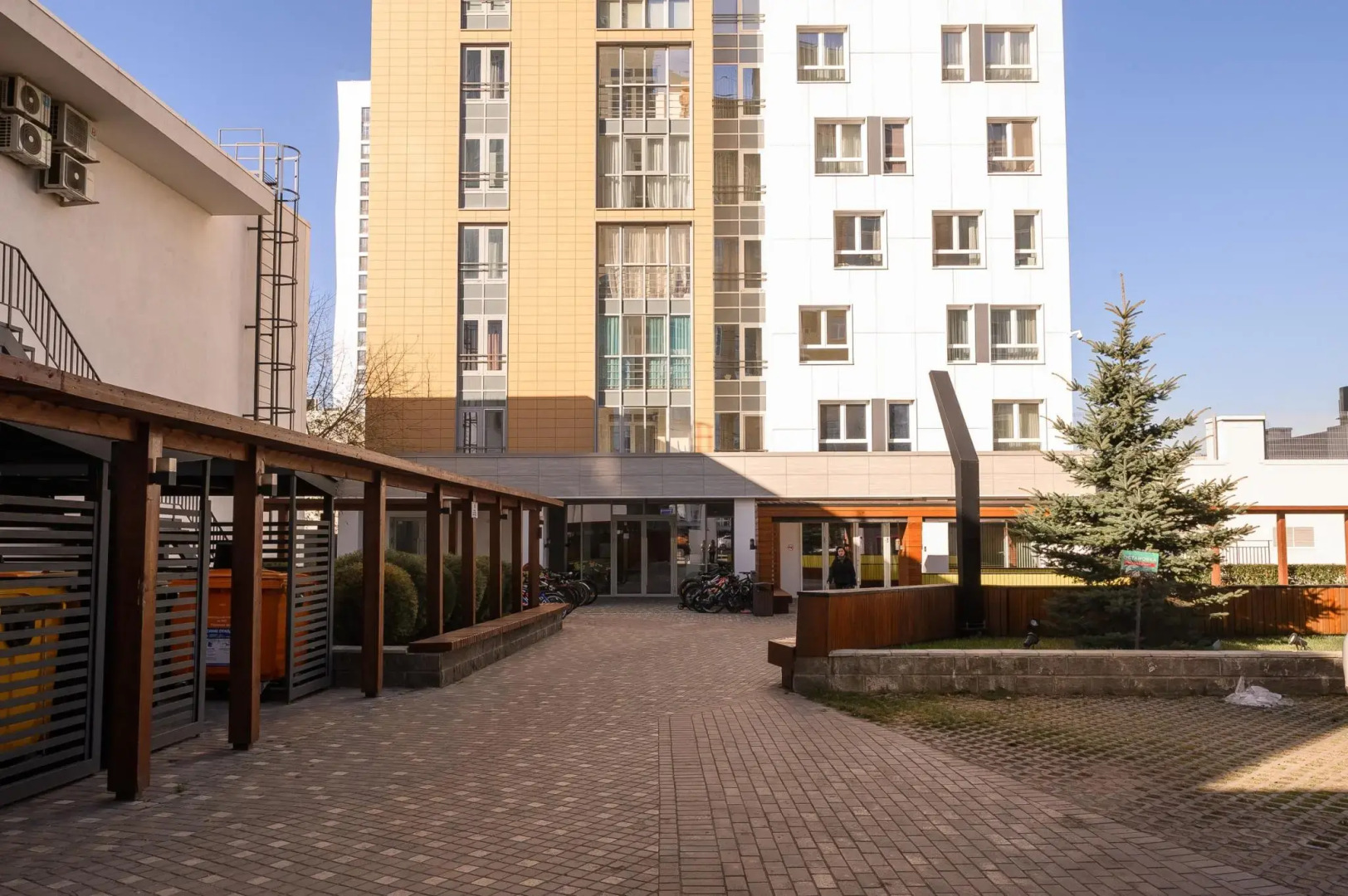 Абри Люкс на Революции, 24