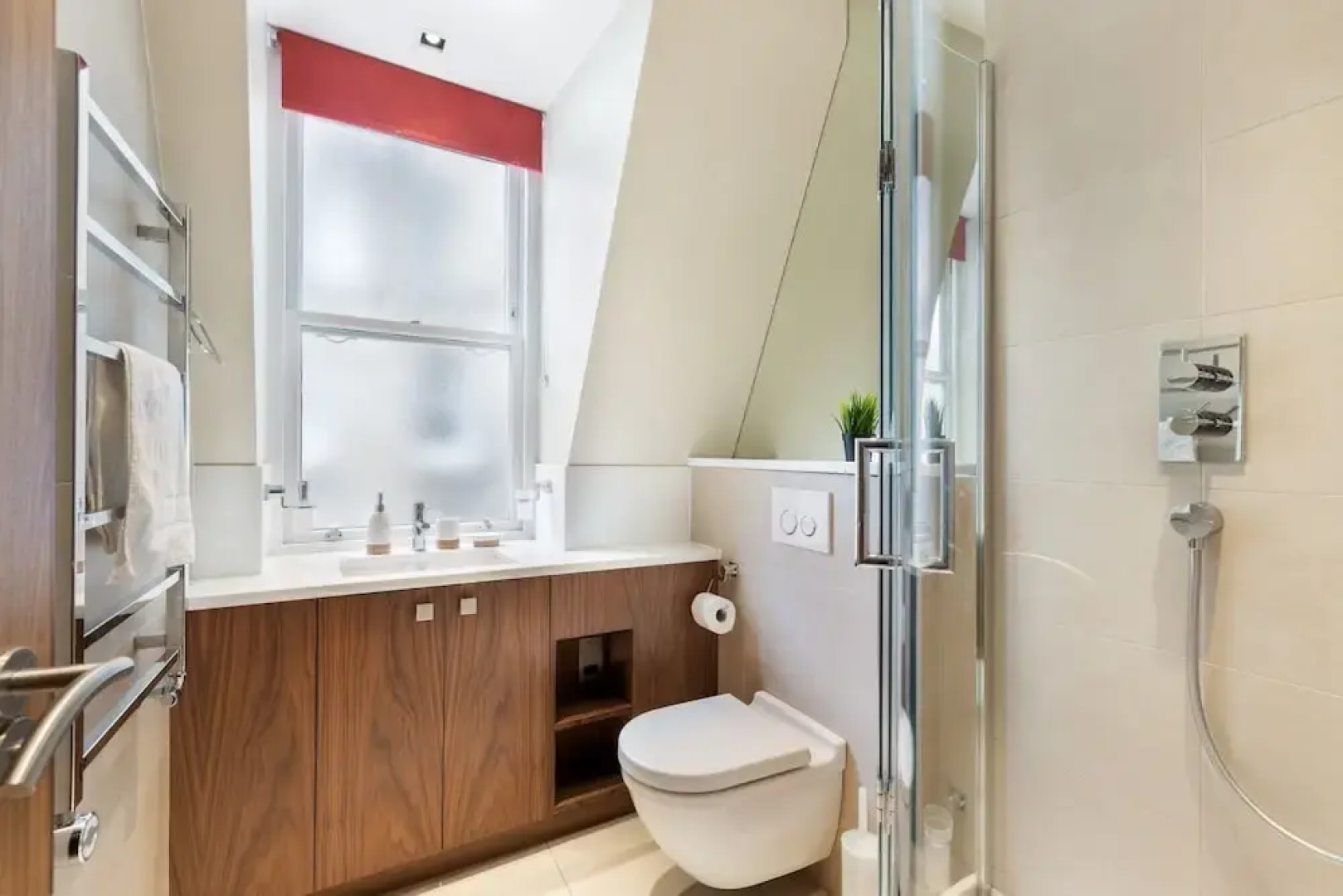 Stylish 2BR 2BA by the Heart of Soho