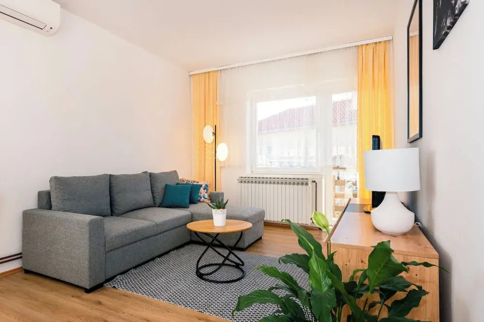 Spacious 2 Bedroom Apartment With Balcony