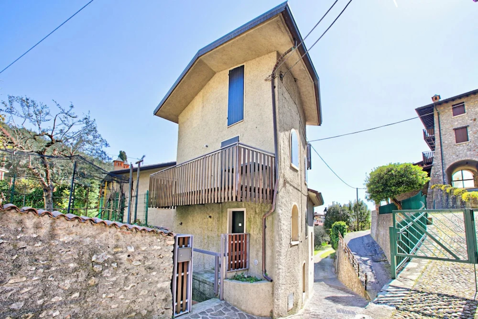 Lemon House With Shared Pool