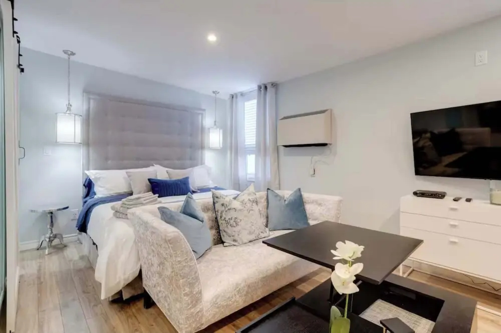 Casa Queen-Leslieville Suite w LRG Patio