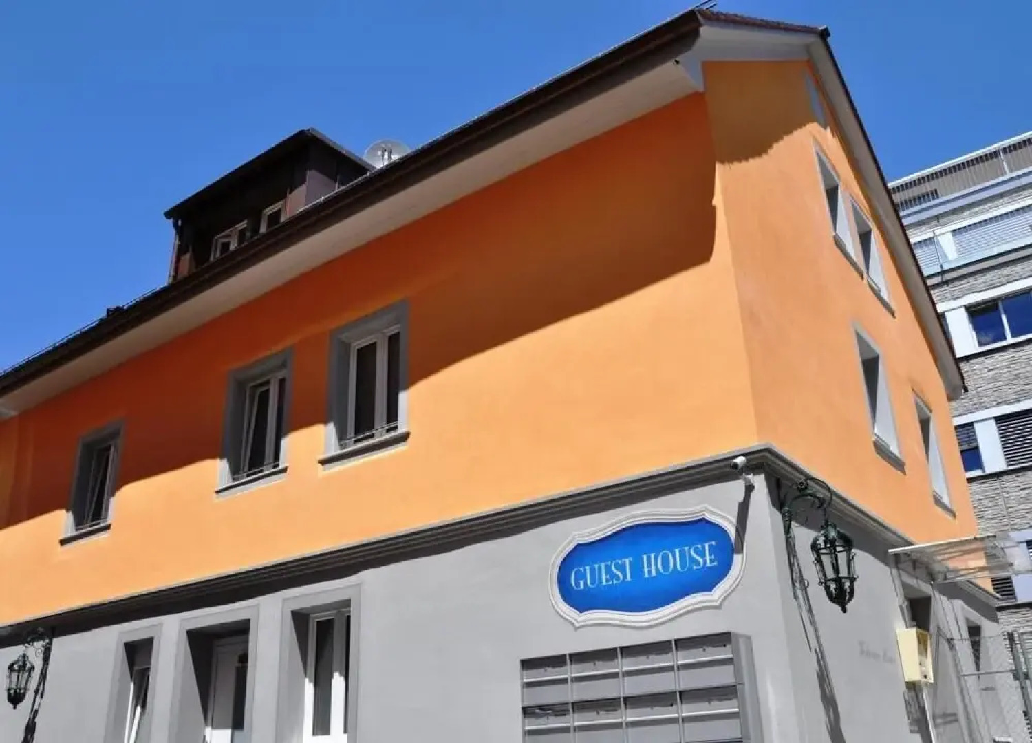 Swiss Star Guesthouse District 4