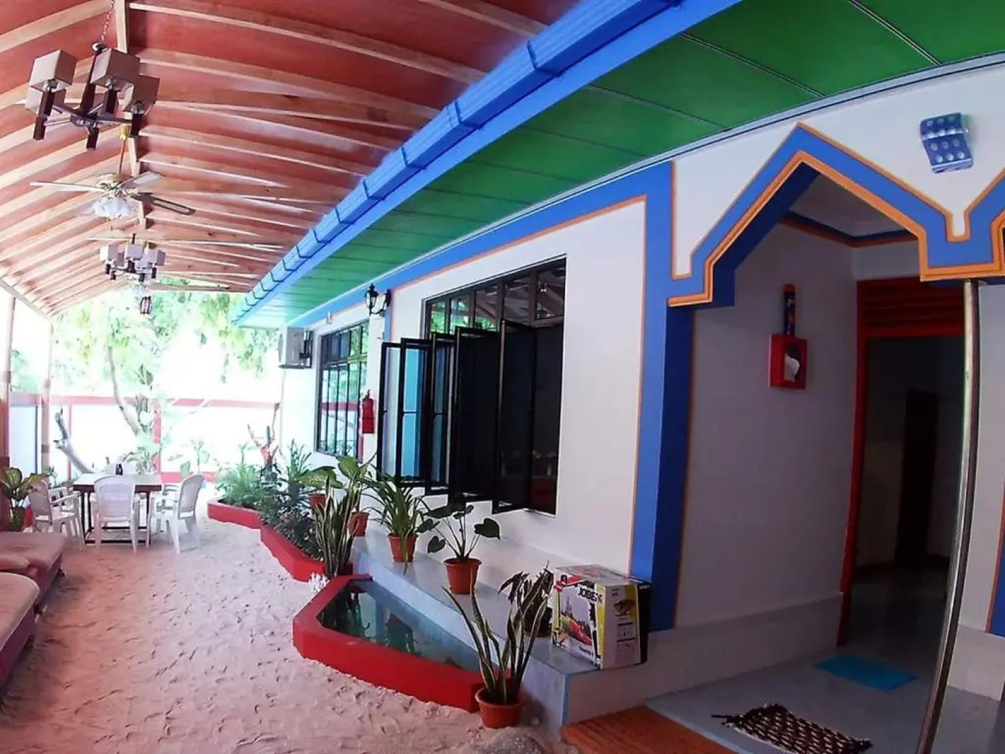 Blue Water Thoddoo Inn