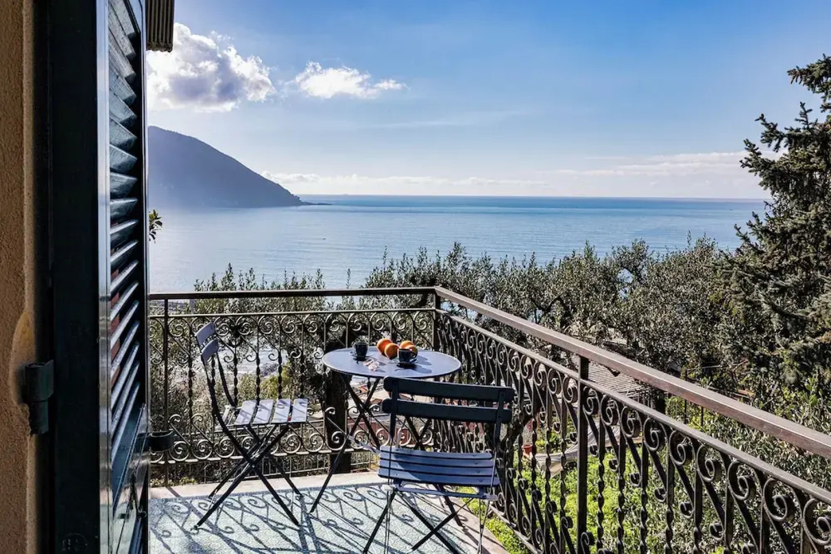 Seaview Apartment with Garden in Recco