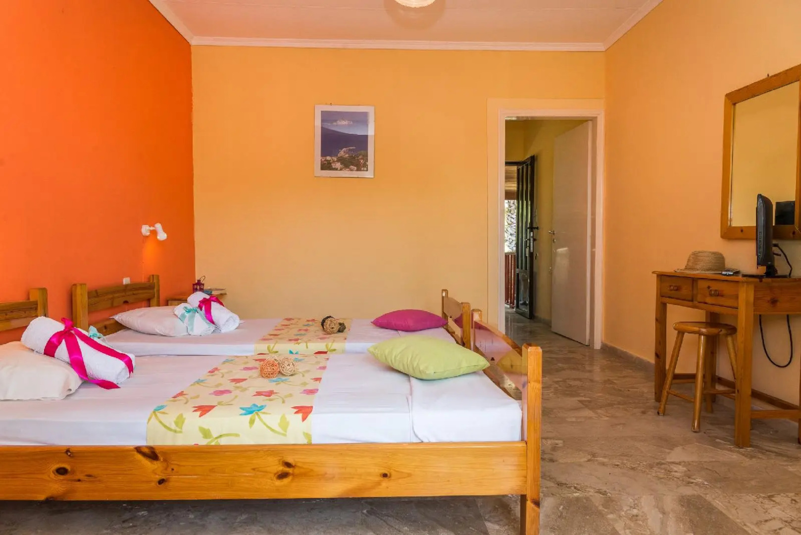 Roussa's Studios and Apartments