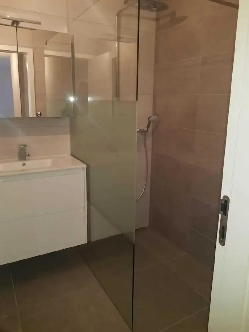 Modern 3 Beds In Convenient Location - Parking