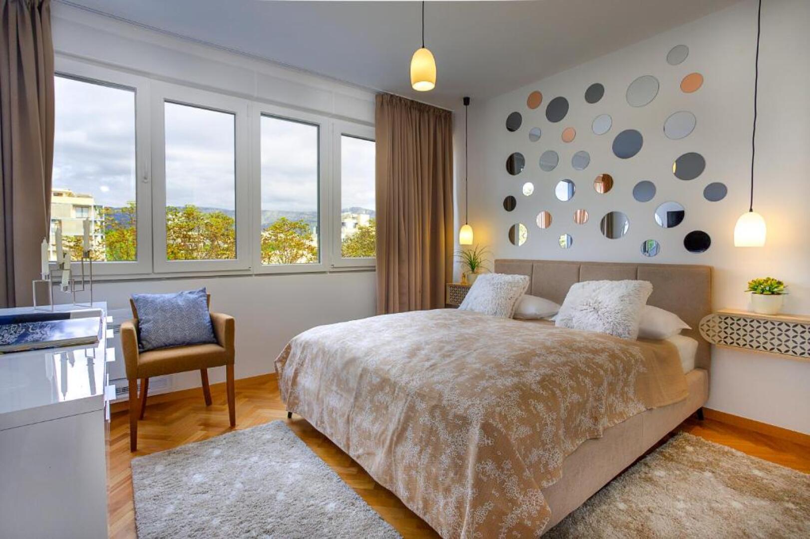 Deluxe City Center Blue Apartment