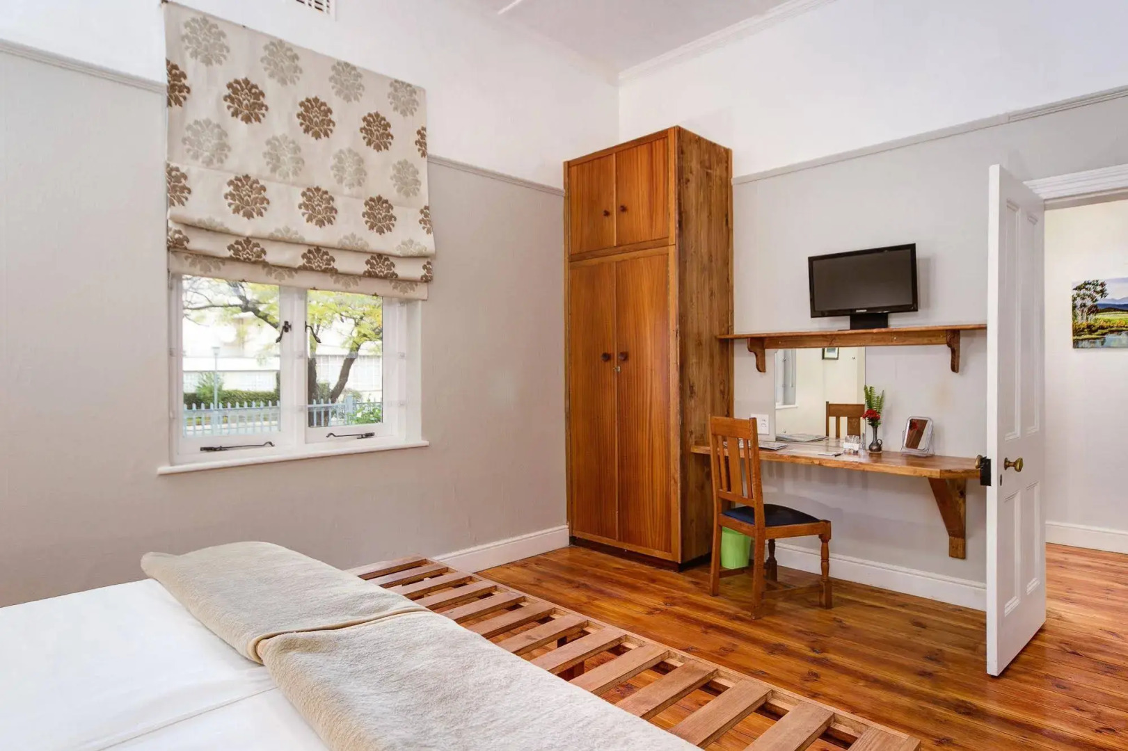 GUBAS DE HOEK meet eat sleep