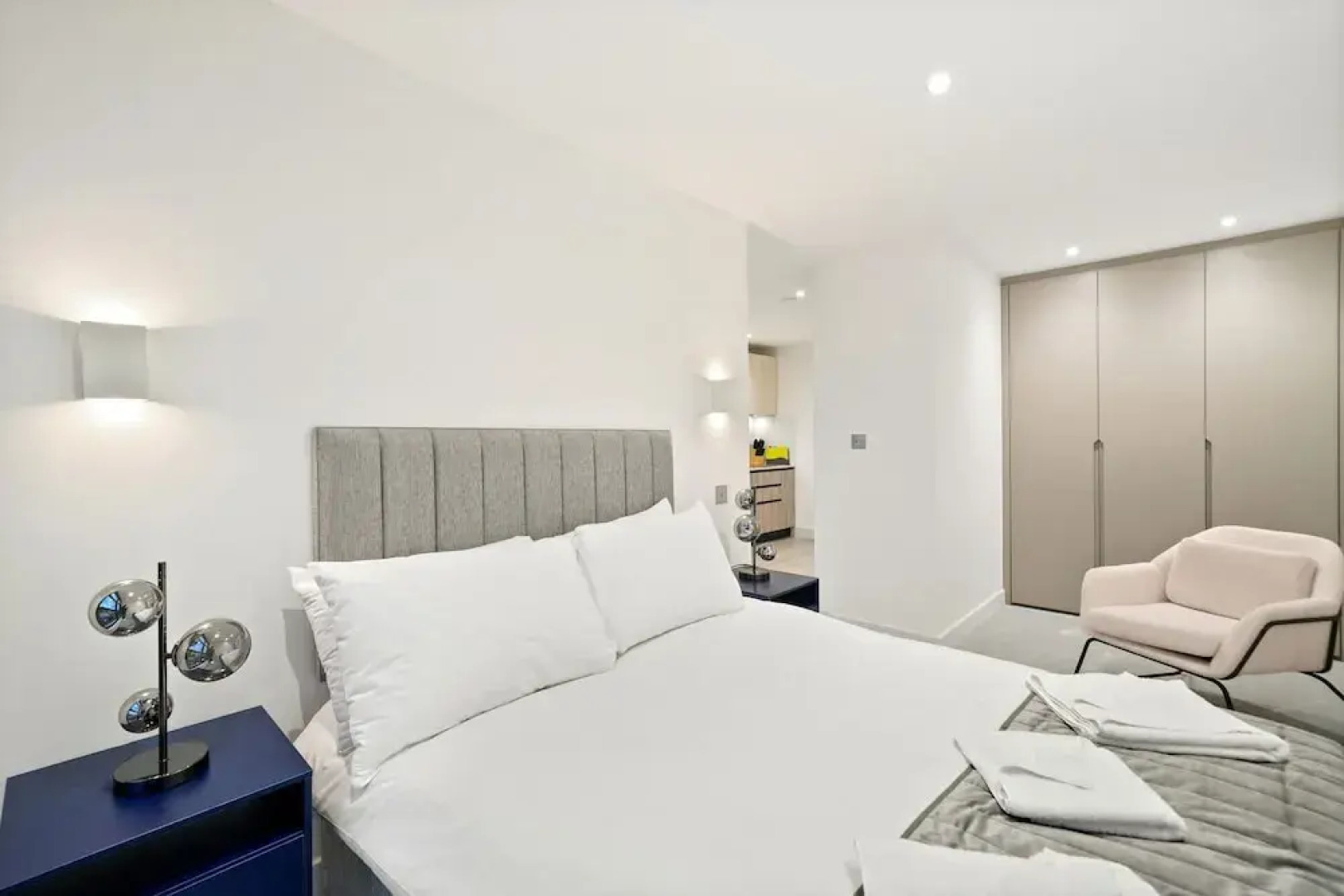 Executive 1 & 2 Bed Apartments in the Heart of London, Free WiFi by City Stay London
