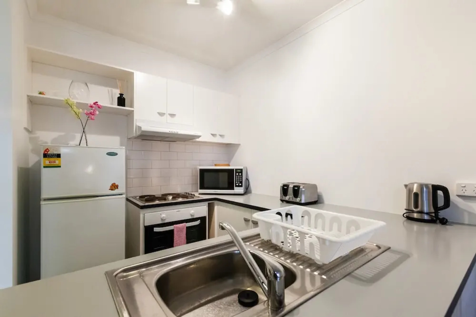 DAWN, 2BDR Carlton Apartment