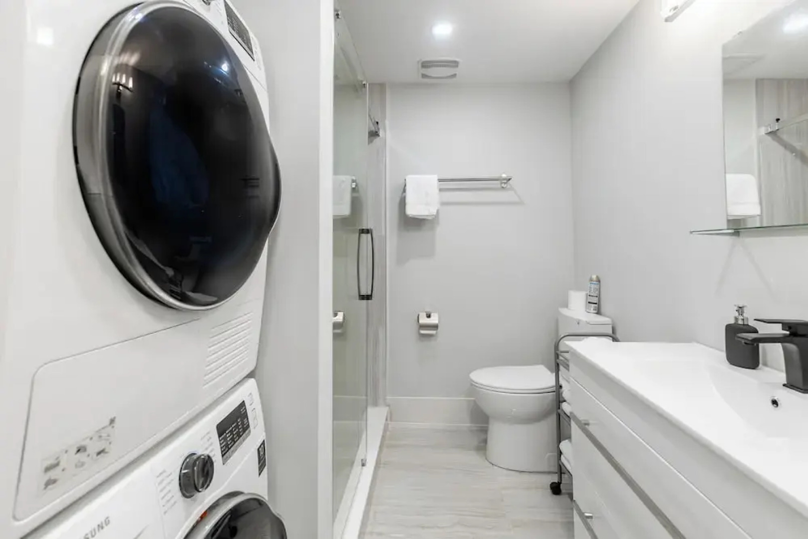 GLOBALSTAY Modern Basement In DT Toronto