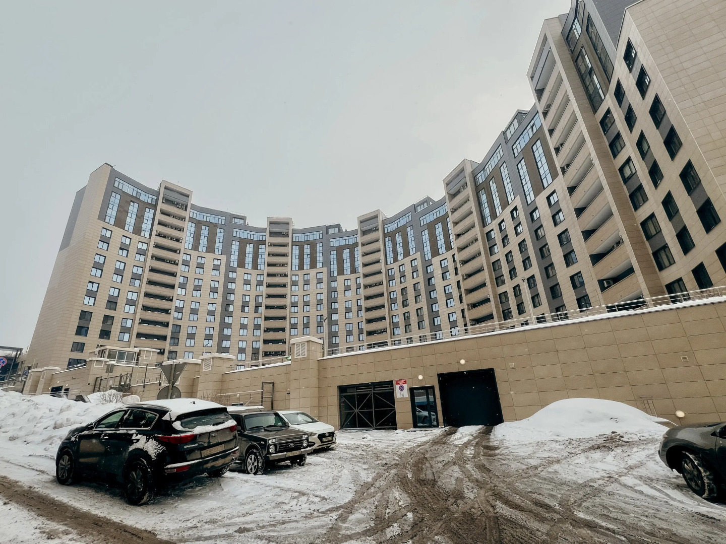 Апартаменты в ЖK Kолизeй c видом нa пруд.