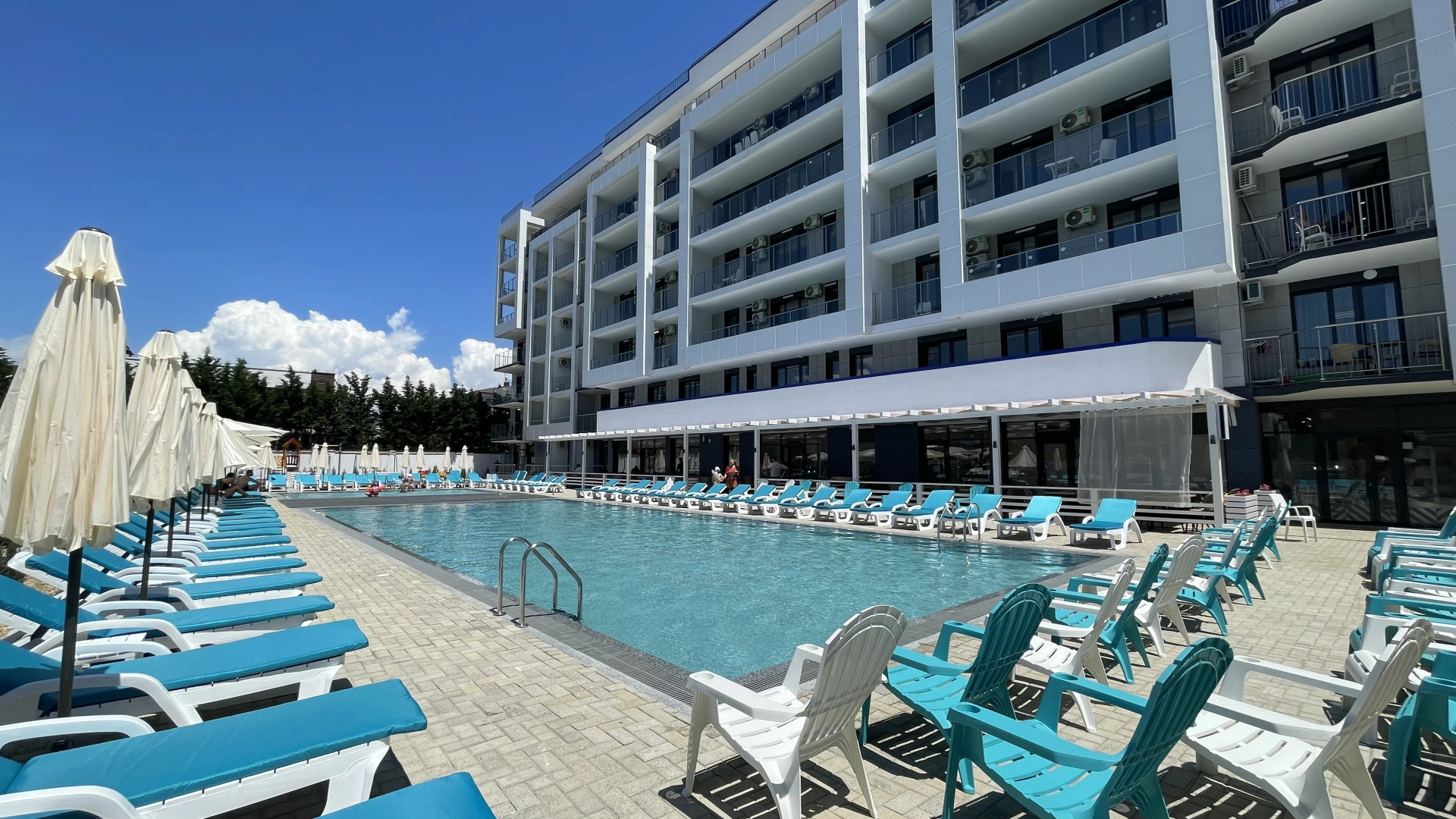 Апартаменты с бассейном у моря