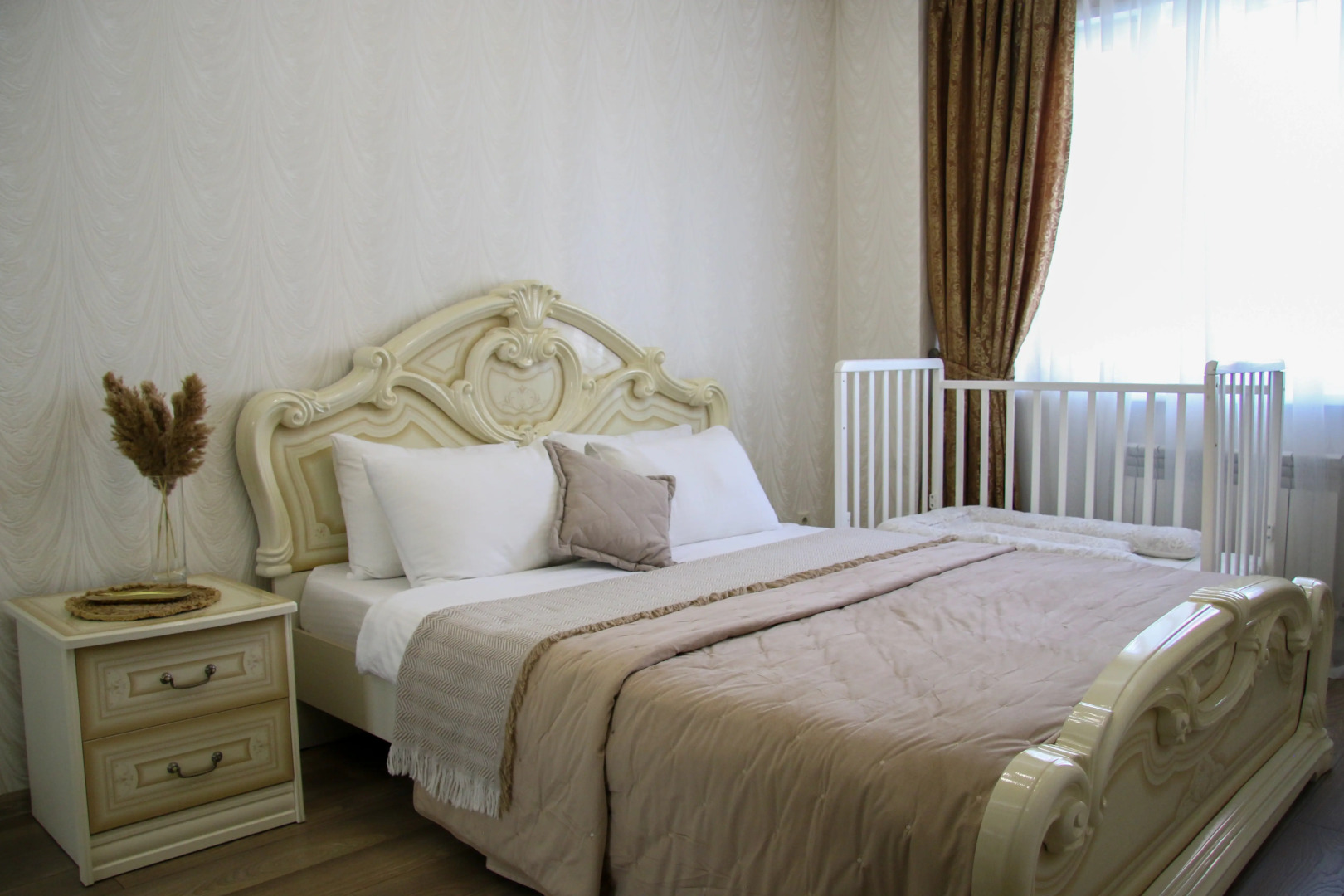 Апартаменты Unique Apart Жасмин  с детской кроваткой на 2 Заречной 7а