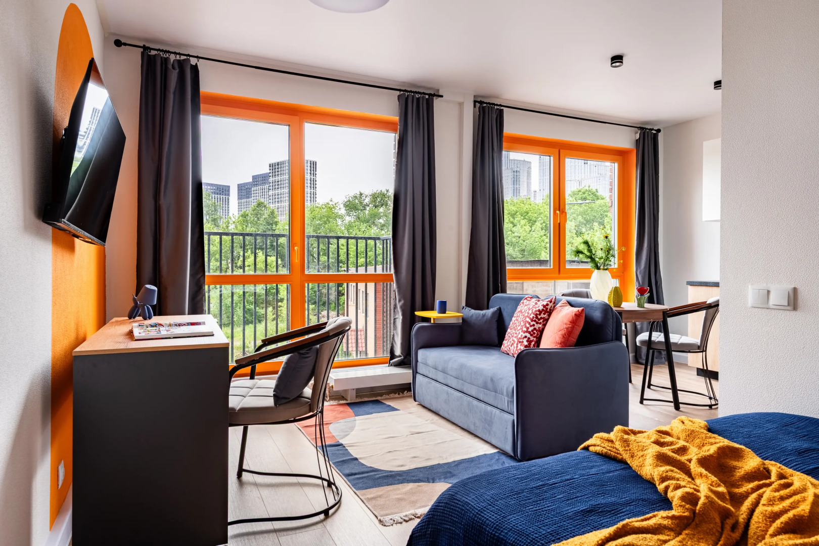 Квартира Яркая с балконом