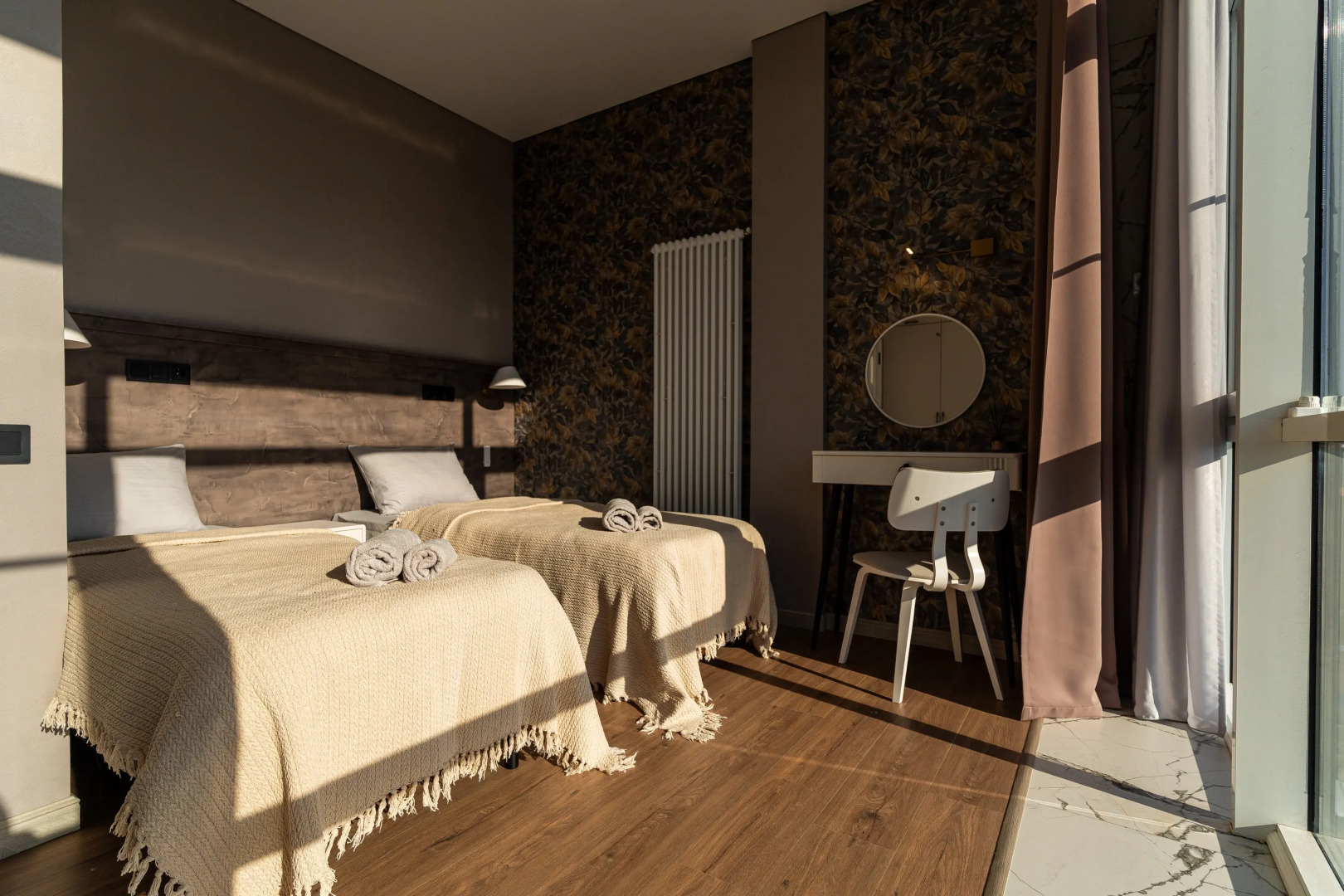 Апартаменты трехкомнатные с панорамным видом на город и море в центре Новороссийска от LetoApart