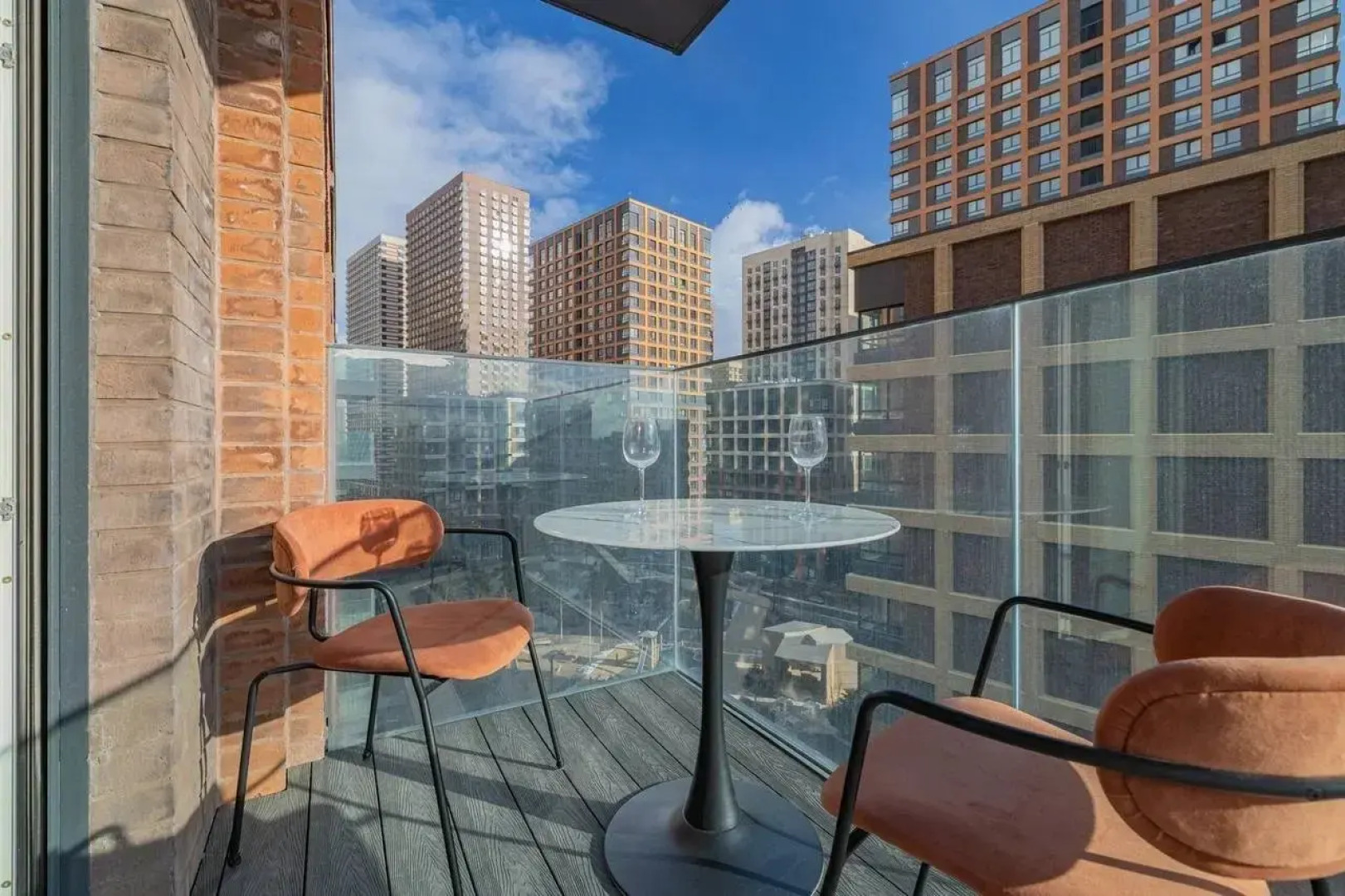 Квартира с большим балконом у метро