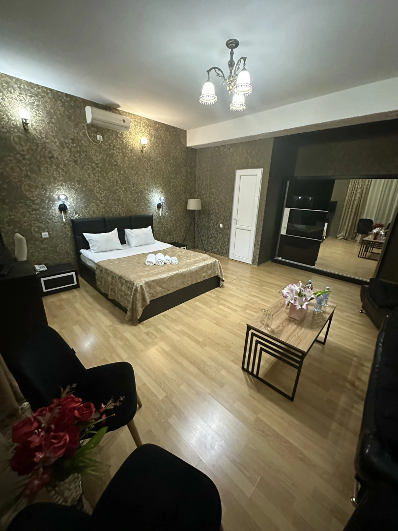 Отель Qeroli old town