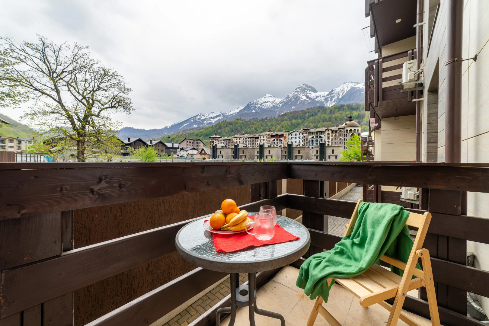 Апартаменты Просторная студия с балконом и видом на горы