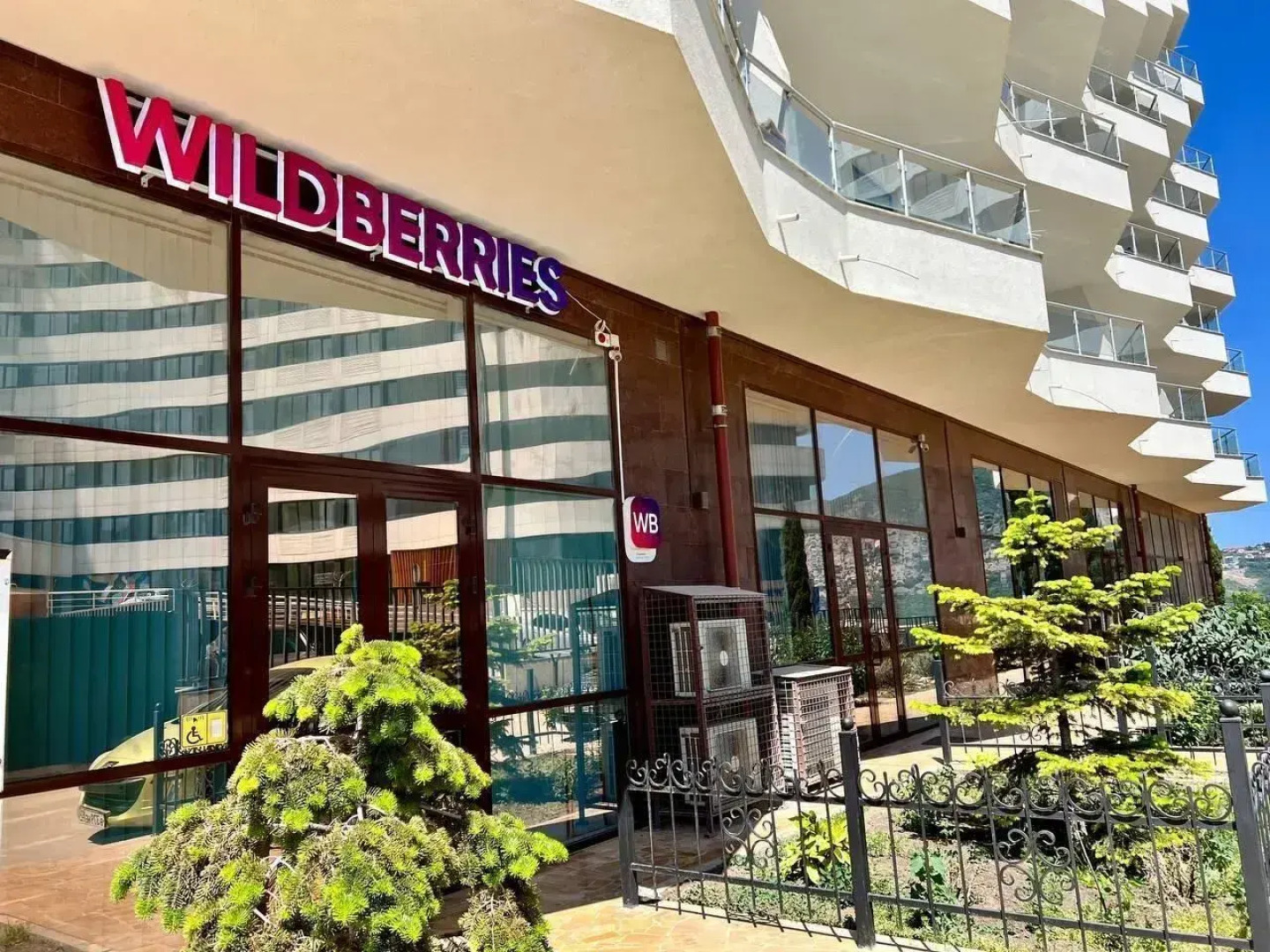 Апартаменты на Ялтинской улице, 12А. ЖК «Шато Лувр»