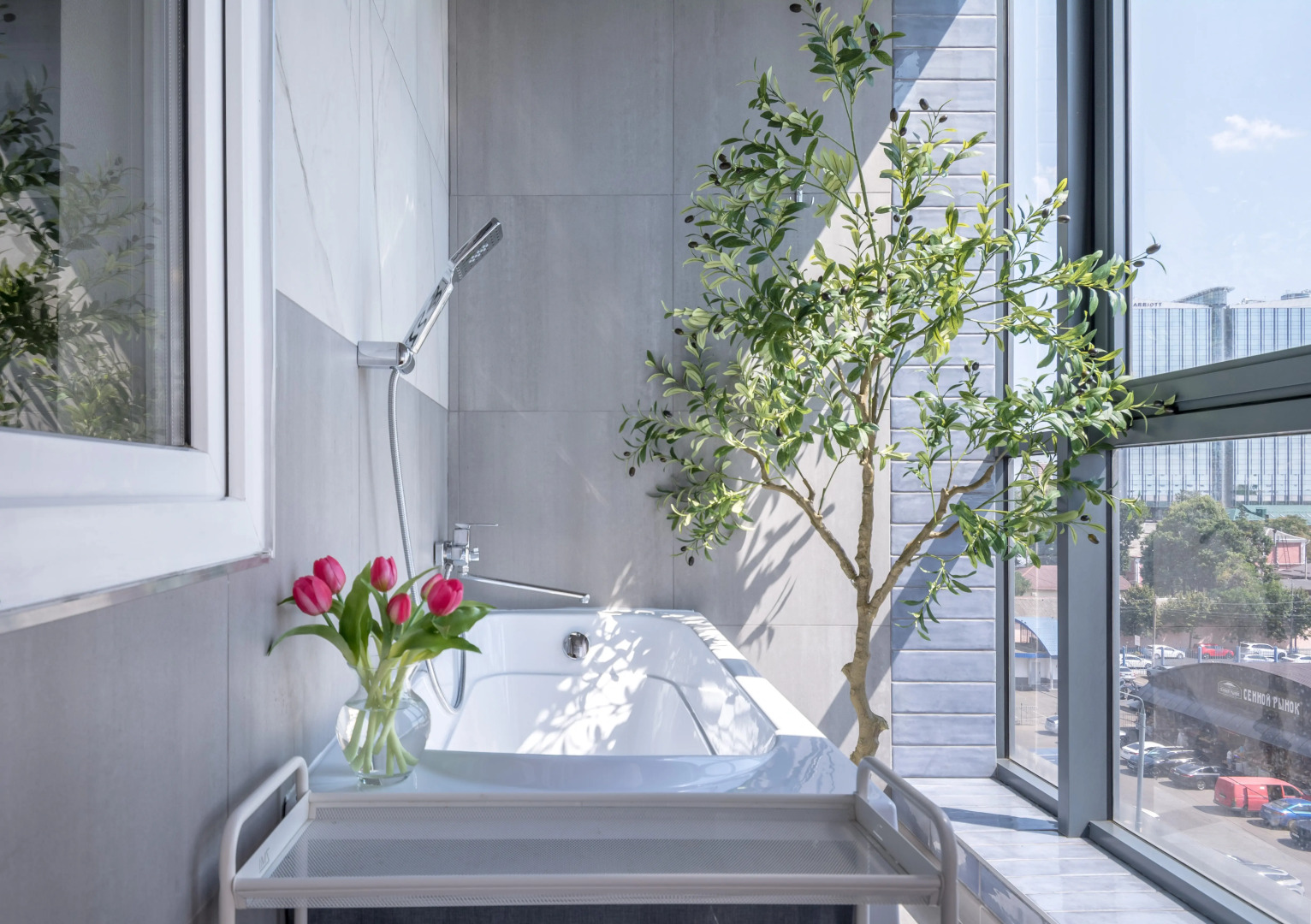 Апартаменты Эксклюзивные с ванной на балконе и видом на Marriott в ЖК Центральный