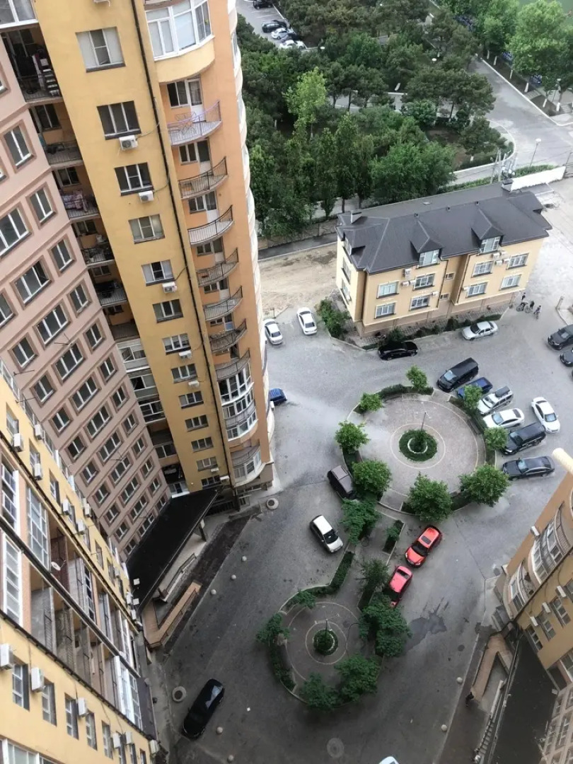 Апартаменты у моря с видом на город и горы