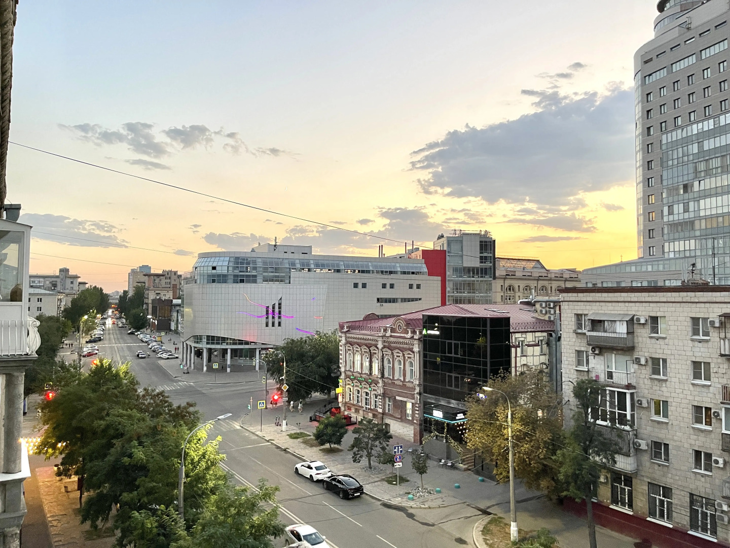 Апартаменты трёхкомнатные в центре города с балконом