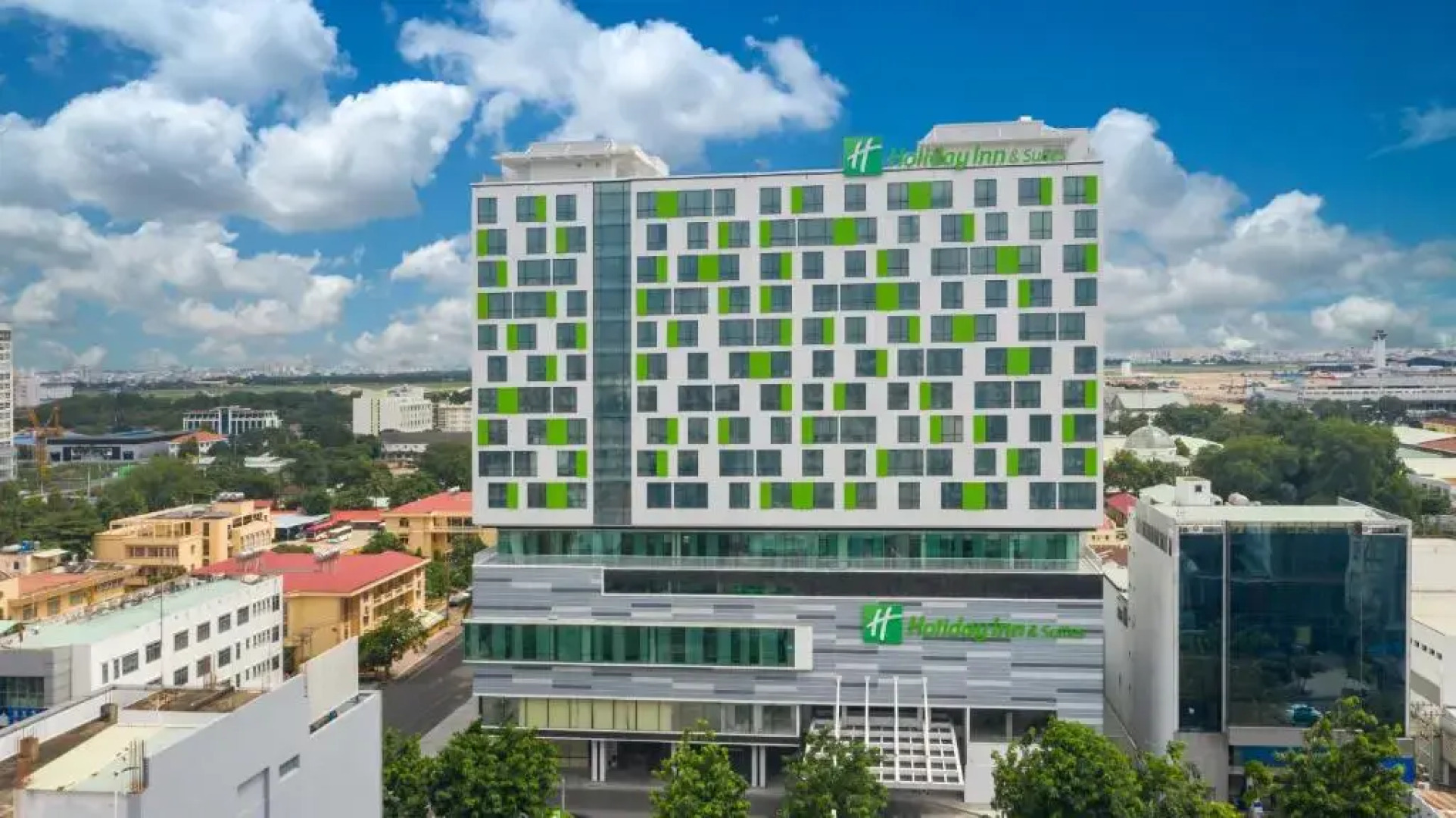 Отель Holiday Inn & Suites Saigon Airport